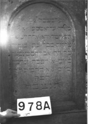 Grabstein 978 (Index: 99899523) Material: Sandstein Zustand: teilweise stark verwittert Maße HxBxT: 188x66x32 cm Beschreibung: aufgesockelte Stele mit Giebelaufsatz, Eckakroterien, Giebelfeld mit Akanthus Symbolik: Akanthus: Grabstein 978A