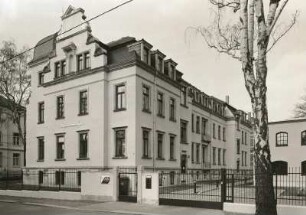 Dresden-Neustadt, Louis-Braille-Straße 8 / Arndtstraße 9. Doppelwohnhaus (Wohnhaus von Ludwig Renn) (um 1900). Straßenansicht Arndtstraße 9 mit Einfriedung