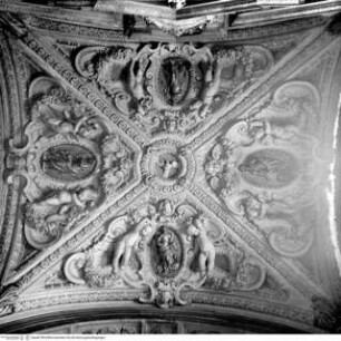Gewölbedekoration mit den vier Evangelisten in Medaillons und Putti