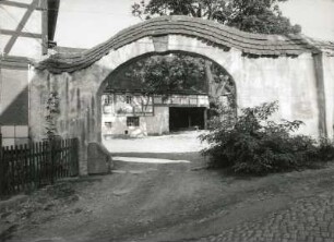 Dorfchemnitz, Kammstraße 1 (Ortslagen-Nummer 85). Gut Pribert (1811). Torbogen