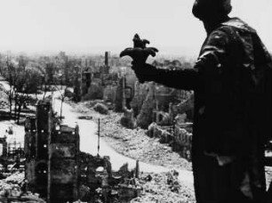 Szene aus dem sowjetischen Dokumentarfilm "Die Befreiung Dresdens": Blick vom Rathaus über den Georgenplatz