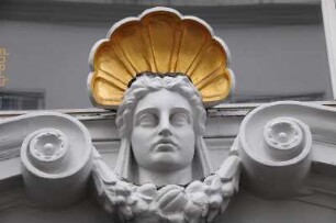 Dame aus Stuck in Kopenhagen : Frauenkopf an einem Geschäftshaus. Aufgenommen in Kopenhagen im Mai 2008