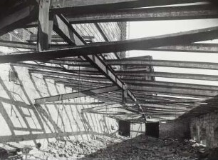 Dresden-Altstadt. Ruine des Opernhauses. Dachkonstruktion über der südlichen Seitenbühne