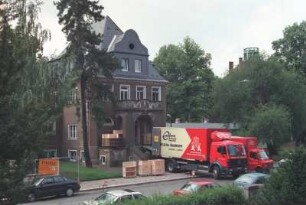 Umzug der Katalogauskunft der ehemaligen Universitätsbibliothek zum neuen Standort Zellescher Weg 17. Möbelwagen während Beladung