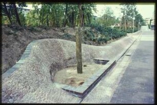 Holzpfeiler am Gehweg der Außenanlage der Autobahnüberbauung Schlangenbader Straße