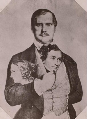 Halbfigur des Sängers Wilhelm Dettmer mit einmontierten Köpfen von Wilhelmine Schröder-Devrient und Joseph Tichatschek. Daguerreotypie (Fotomontage) von Hermann Krone, 1852. Dresden: TU, Krone-Sammlung