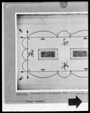 Deckendekoration im pompejanischen Stil mit tanzenden Satyrn und Ziegenböcken