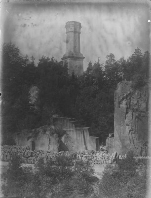 Friedrich-August-Turm : Der Friedrich-August-Turm über dem ehemaligen Seidelschen Steinbruch auf dem Rochlitzer Berg bei Schnee.
