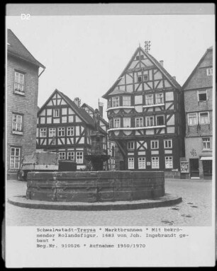 Treysa, Marktbrunnen, mit bekrönender Rolandsfigur