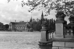 Konstanz: Inselhotel mit Vordergrund, vom See