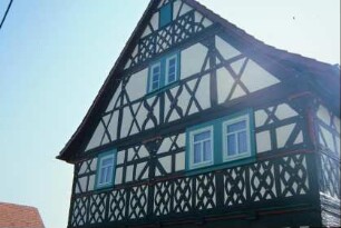 Detail voriges Bild: obere Hälfte der Giebelseite mit Rautenmuster, Andreaskreuzen