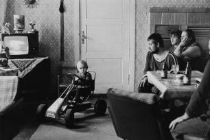 Familie F. (Melker) im Wohnzimmer vor laufendem Fernsehgerät ("Westfernsehen")