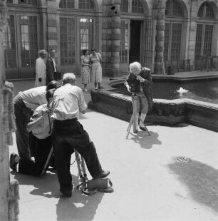 Fotografierte Fotografen. Als Lakai kostümierter Fotograf im Zwingerhof in Dresden