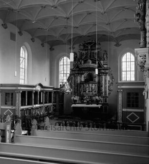 Schlosskirche: Innenaufnahme: Blick auf Kanzelaltar, Herrschafts- und Pastorengestühl, Taufengel