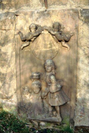 historische Grabplatte in der Kirchenwand