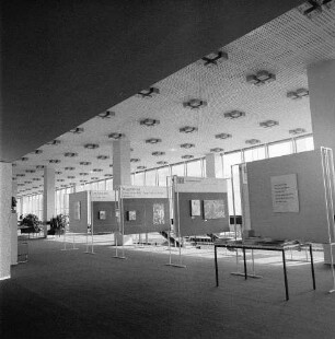 Verlag der Kunst, Ausstellung Kulturpalast : Dresden. Ausstellung des Verlages VEB Verlag der Kunst im Dresdner Kulturpalast (möglicherweise zum 20. Jahrestages des Verlages 1972)