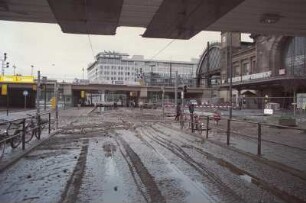 Dresden-Altstadt. Hauptbahnhof. Empfangsgebäude. Zufahrtsstraße am Haupteingang