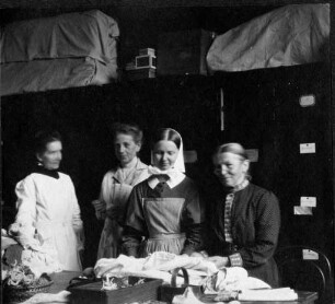 Erster Weltkrieg - "Reservelazarett Abt. IV, Weihnachten 1917" (Kunstgewerbeschule Westendstraße). Schwestern