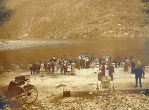 Gudvangen, Norwegen. Ankunft von Touristen der Hapag in Ruderbooten an der Landestelle