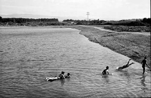 Riegel: Baggersee mit Badenden bei Riegel