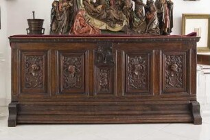 Truhe mit Wappen