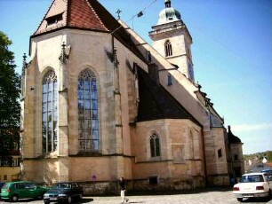 Ansicht von Ostnordosten über Chor (mit Strebepfeilern) und Langhaus