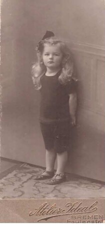 Foto Mädchen mit lockigem Haar