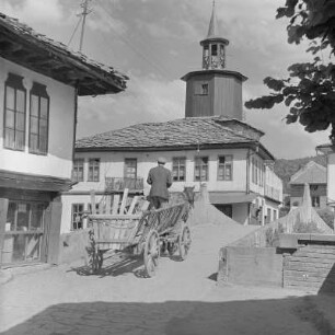 Die bulgarische Kleinstadt Trjawna an den nördlichen Hängen des Balkangebirges liegend. Der Uhrturm von 1814 im Stadtzentrum