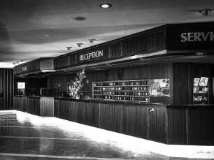 Rezeption : Dresden-Neustadt, Große Meißner Straße 15. Hotel Bellevue (erbaut 1982-1985; Kajima Corporation Tokio, T. Inoue). Rezeption (1985; VEB Möbelkombinat Berlin , VEB Innenprojekt Halle)