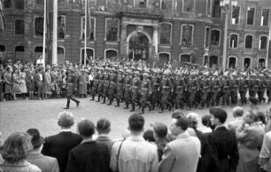 Dresden-Altstadt, Ernst-Thälmann-Straße. Marschblock der Nationalen Volksarmee vor der Ruine des Landhauses (Parade anlässlich des 1. Mai oder des 7. Oktober)