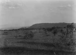 Landschaft : Blick über eine Landschaft nahe Singida in Richtung Berge