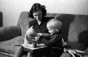 Bukarest: Söhnchen [Festenberg] mit Mama, dunkles Kleid und Buch
