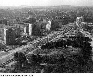 Blick vom Rathausturm über die Leningrader Straße (St. Petersburger Straße) im Bau