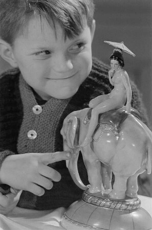 Porträt eines Jungen ( Lothar) mit einer Porzellanfigur