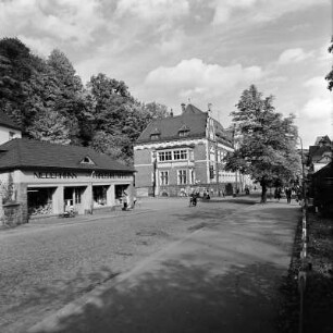 Schwarzenberg, Bahnhofstraße : Schwarzenberg. Bahnhofstraße mit Postamt und Haushaltwaren "Niedermann"