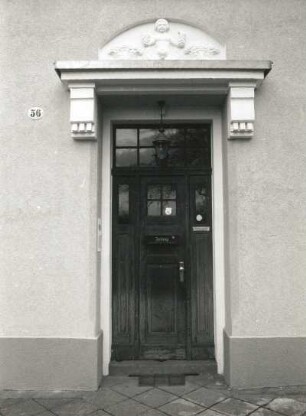 Dresden-Pieschen, Hans-Sachs-Straße 60/54. Wohnzeile (um 1910). Portal (Nr. 56) mit Bekrönung