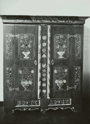 Doppeltüriger Stollenschrank