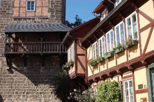 Quedlinburg - Fachwerkhäuser : Goldstraße, Fachwerkhäuser 1997 saniert, erbaut Mitte 17. Jh., dahinter der Schreckensturm, Quedlinburg 2006