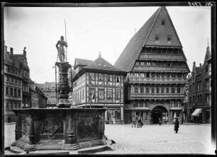 Hildesheim. Altstädter Markt mit Rolandbrunnen und Knochenhaueramtshaus (Zunfthaus der Fleischer). Straßenbild