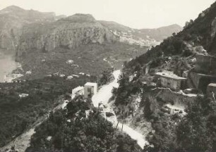 Capri. Blick von der Straße nach Anacapri mit römischen Ruinen (rechts)