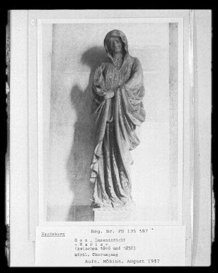 Magdeburg, Dom St. Mauritius und St. Katharina, Innenaufnahme, Chorumgang : Marienskulptur im nördlichen Chorumgang