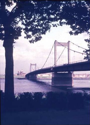 Straßenbrücke am Rhein bei Ruhrort- Homberg