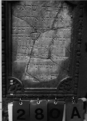Grabstein 280 (Index: 100093337) Maße HxBxT: 194x75x39 cm Symbolik: Verzierungen: Grabstein 280A