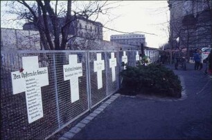 Weiße Kreuze neben dem Reichstagsgebäude