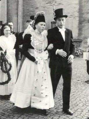 Hochzeit in Wittichenau : Gesellschaftliche Volkskultur - Sitten im Laufe des menschlichen Lebens - Hochzeit. Ort: Kulow / Wittichenau. Auf dem Wege von der Trauung.