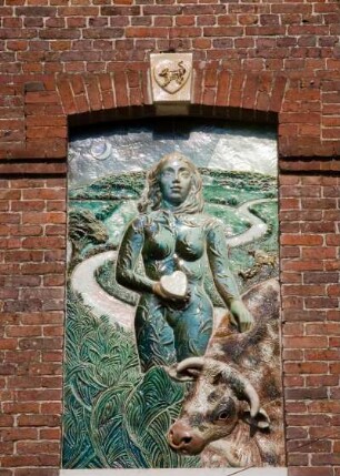 Frankreich. Haute Normandie. Seine Maritime. Nesle Hodeng. Wandplastik an der Mairie. Frau mit Neufchatel käse AOC