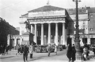 Genua, Teatro Carlo Felice an der Piazza De Ferrari mit dem Reiterdenkmal für Guiseppe Garibaldi