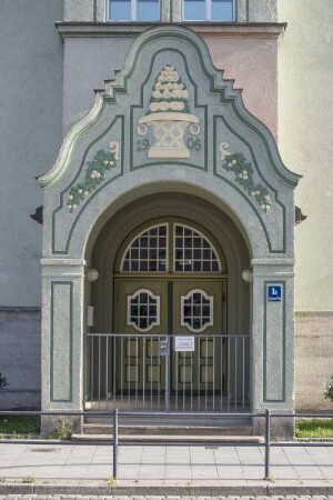 Volksschule — Westflügel — Portal