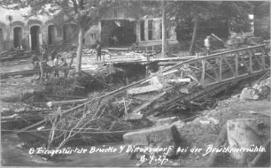 Eingestützte Brücke in Dittersdorf bei der Brückenmühle : Hochwasserkatastrophe vom 08.07.1927 im Müglitztal. Eingestürzte Brücke in Dittersdorf bei der Brückenmühle (während der Streife nach Glashütte am 14.7.1927 vorbeigegangen)