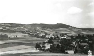 Saupsdorf (Sebnitz-Saupsdorf). Ortsteilansicht mit Pfarrkirche und Waldhufen. Blick vom Hohe Gewände nach Nordnordost gegen Wachberg (496 m)